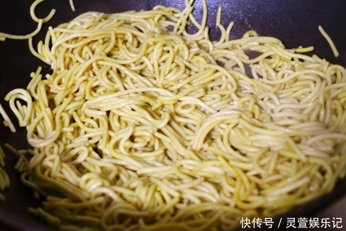 分钟|早上少睡10分钟做一盘炒面给孩子当早餐,简单、省事、营养、美味
