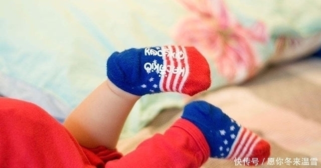 光脚|小宝宝穿袜子还是光脚?很多宝妈误会了,做错对娃伤害很大