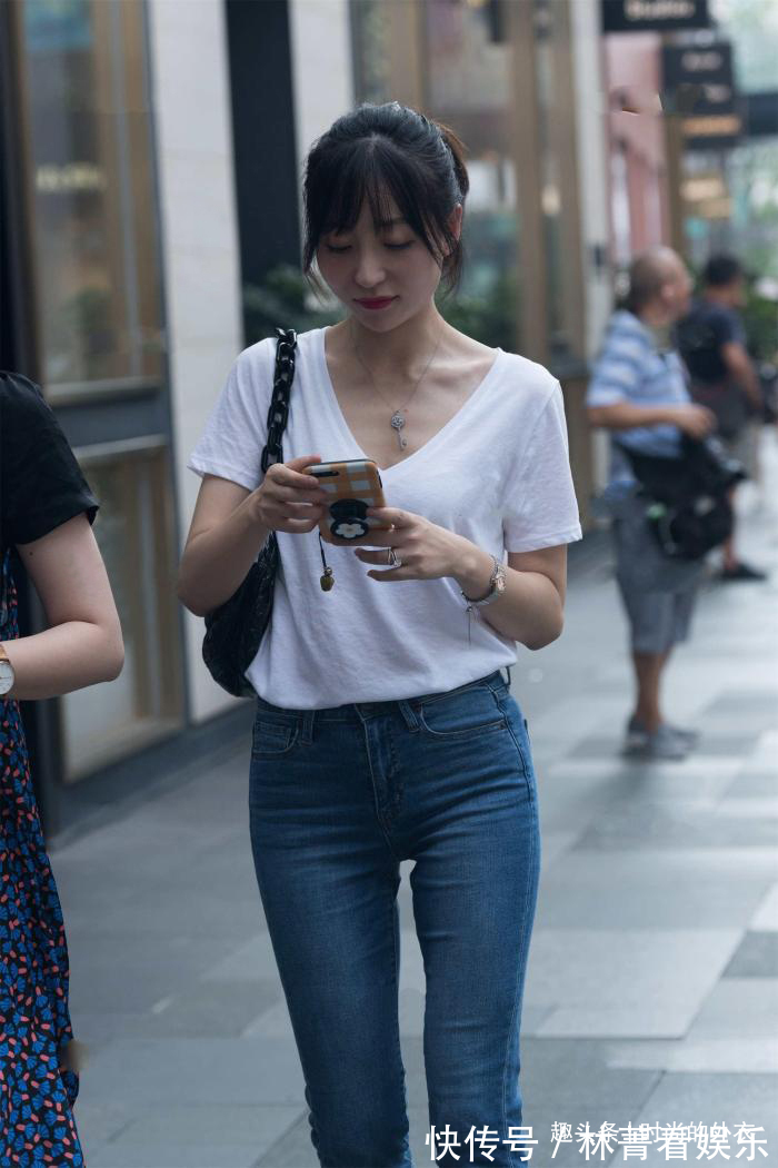 减龄 牛仔裤搭配白色T恤,简单休闲又减龄,让造型显得大方又得体