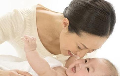 父母|宝宝见到陌生人就哭?当宝宝进入“认生期”,父母要注意这3点