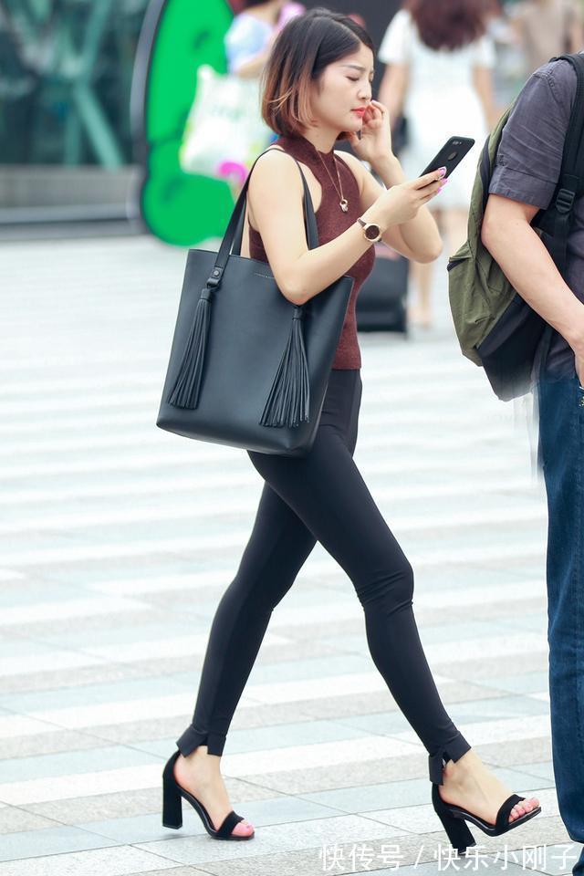 小衫|初秋时尚黑色的打底裤，配无袖小衫，穿着清新又显瘦，时尚又美丽