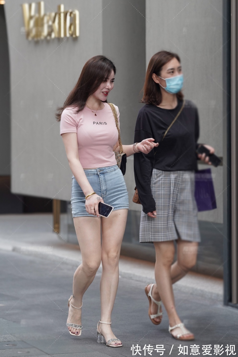 修身版 印花连衣裙搭配铆钉凉拖鞋,这样穿清爽凉快又惹眼好看