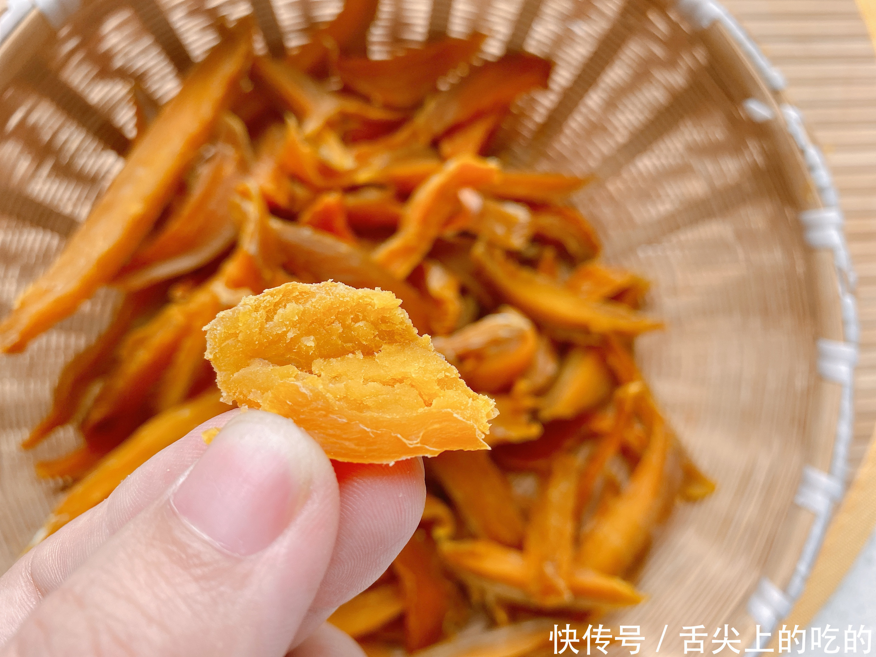 在家自制地瓜干原来这么简单,颜色不发黑香甜有嚼劲,保存时间久