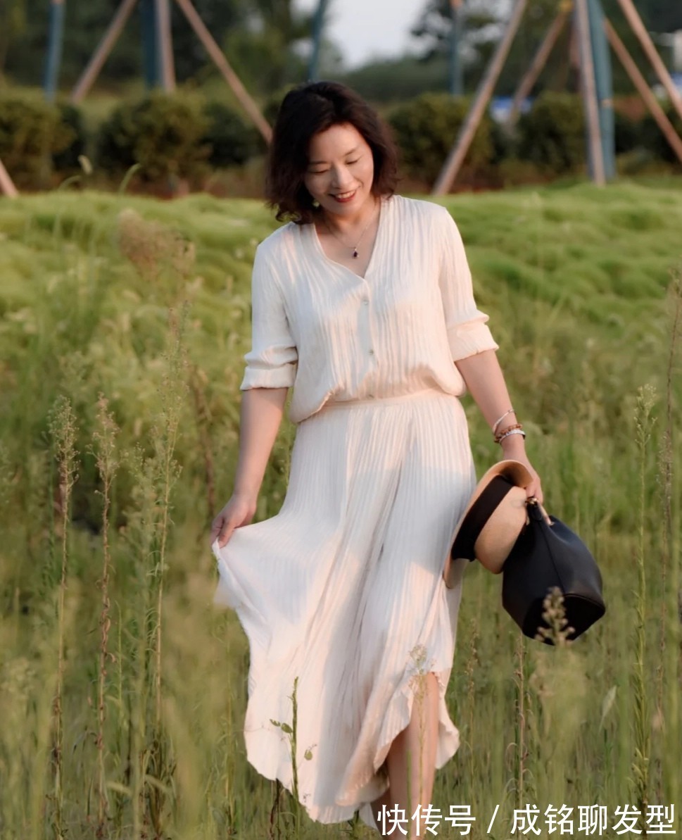 身材|年过五十身材微胖怎么穿?看看这位姐姐的穿搭,不仅优雅还很漂亮