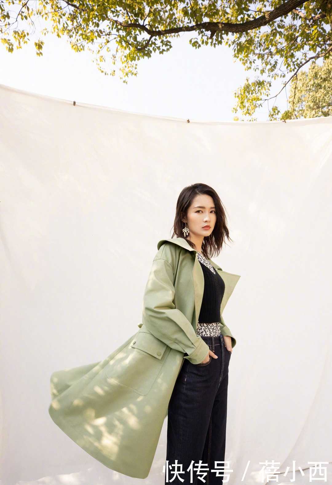 安吉丽娜·朱莉气质太高级,简单穿风衣配围巾出街,就气场开挂