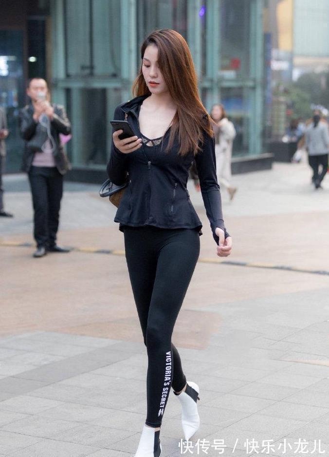 东方女性|美女一身黑色的穿搭,手上拿着手机,感觉有什么心事
