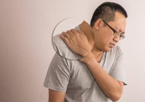 癌变|近期右肩膀莫名疼痛,可能是癌症发出的信号,当心肝癌来报道