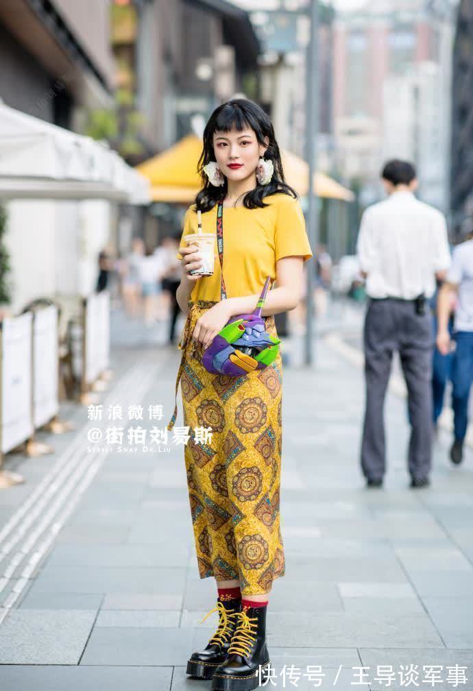 短裙 小姐姐搭配高腰短裙,秀出了一双完美的大长腿