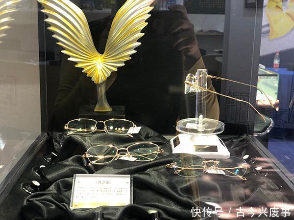 包装|蓝色联名款汽水,萌系IP包装午餐肉……老字号可以很年轻