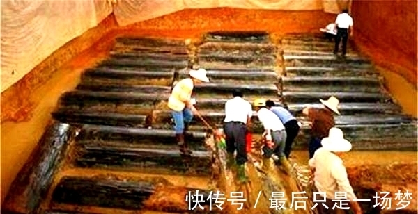 墓主@盗墓者进入墓穴，发现22个陪葬女，骨骼中都有绿色晶体，是舍利？