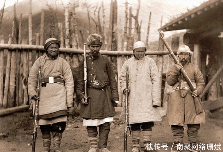 乞丐|清末民初的老照片：图三乞丐冻死街头，图七是大清朝最高的男人