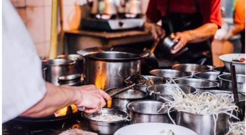 日本|日本“奇葩”饮食方式,米饭搭配着面条吃,网友不怕噎着吗