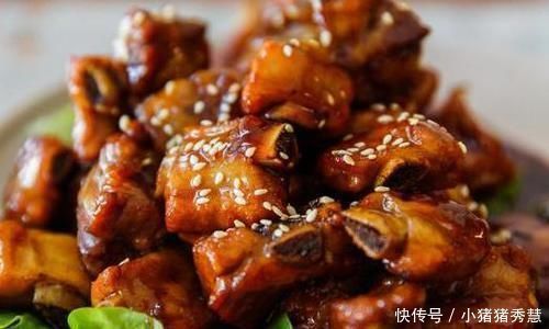 排骨焯水后又腥又柴?看完大厨的做法恍然大悟,原来是用错水了