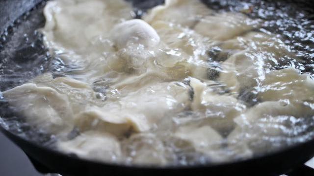 冷水|煮饺子时,不要中途加冷水,记住多放2样,饺子完整筋道不发粘