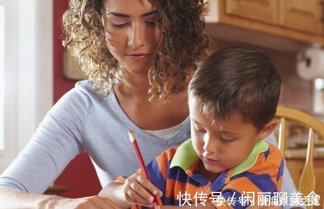 同学|7岁女孩踩碎同学眼镜,妈妈却不当回事,直到看到发票才深感后悔