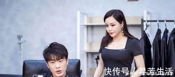 辛巴|辛巴现身了,站在车中喊话粉丝,现场堪比发布会,洗脑高手!