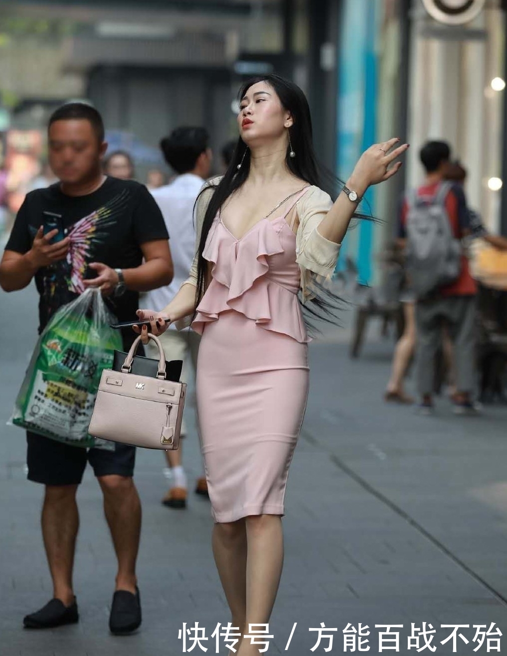 街拍:优雅成熟的小姐姐,身穿粉色吊带裙+短款开衫,简单又好看