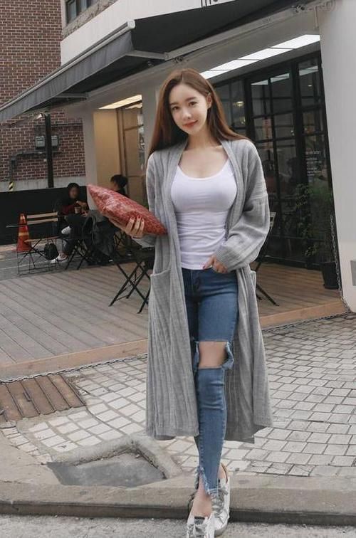 白色 女生白色T恤迷人眼,破洞牛仔裤我欣赏不了,气质十足!