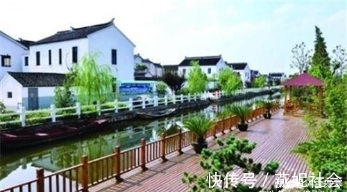 房价|手握40万现金，在市里付首付，还是回农村盖别墅？未来谁更吃香？