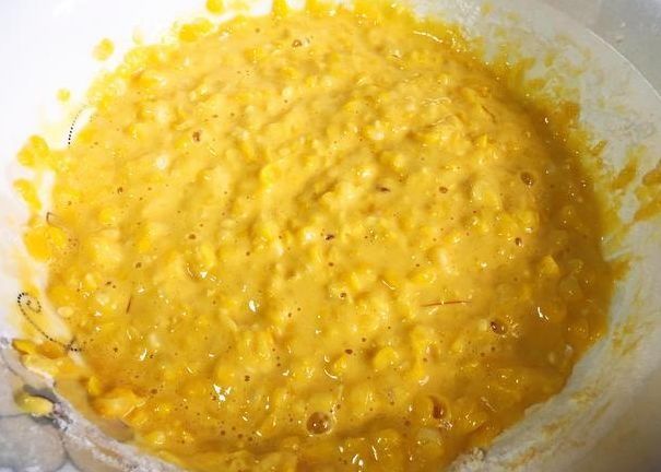 玉米别再煮着吃了,搭配鸡蛋这样做,快手又鲜香,孩子更喜欢