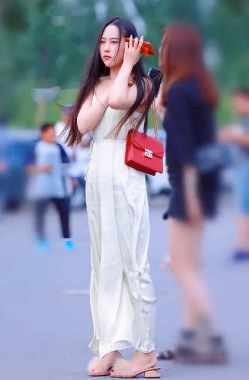 装扮|美女穿搭：清凉穿搭个性十足，舒适又时髦的装扮，还真少不了连衣裙