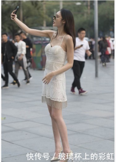 连衣裙|白色吊带连衣裙搭配银色高跟鞋,清纯可爱,公主范十足