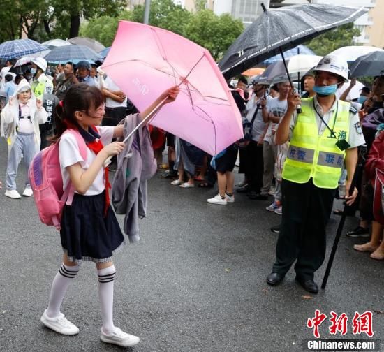 台风|上海防御台风“灿都”：上海市中小学幼儿园13日下午和14日全天停课