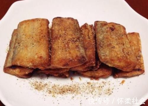 炸带鱼时,不要直接下锅炸,炸前多做两步,带鱼香酥可口,没腥味