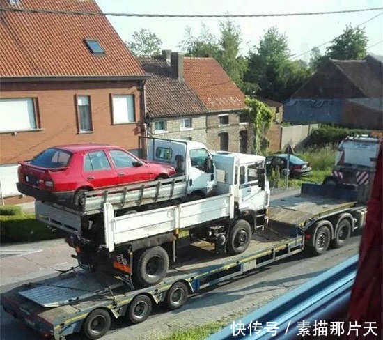 香烟|小哥心真大,水都快浸过床了还只顾着捞香烟