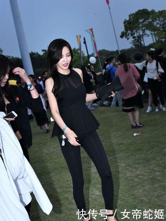 穿出|打底裤简约柔美不失休闲风, 显腿细还显腿间的缝隙.