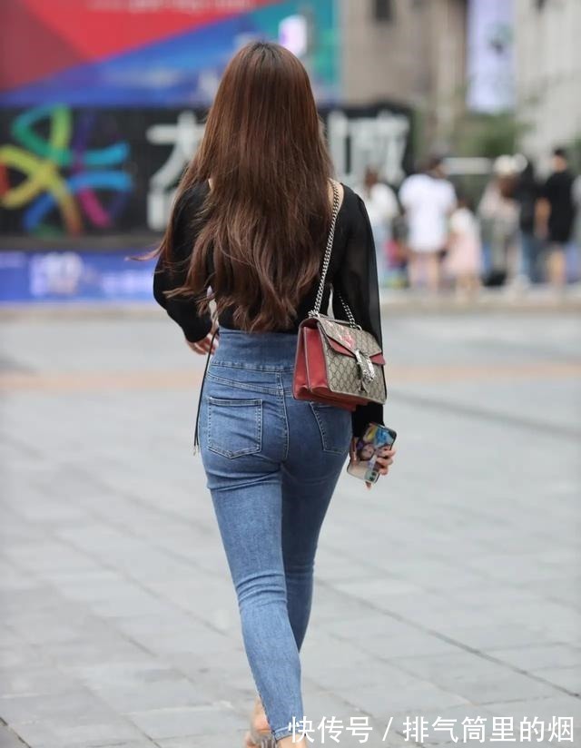 穿搭 黑色网纱袖上衣搭配紧身牛仔裤,气质感爆棚,背影更迷人!