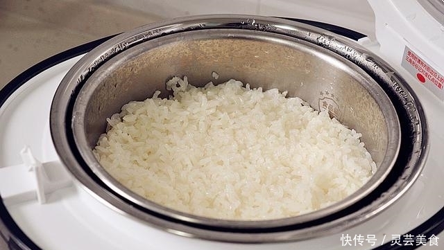 一杯糯米一碗红豆,蒸熟加搅拌,即成又香又软的糯米糕,再不用买