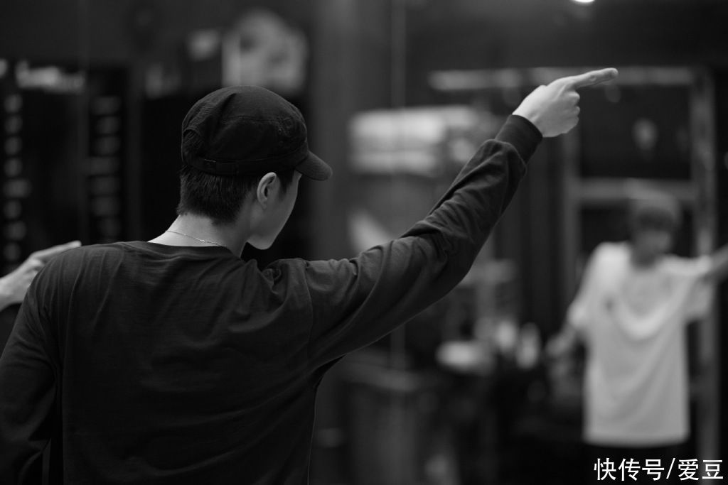 yibo|210818 YIBO放出王一博练习室花絮照 每一块地板上都有着数不清的汗水痕迹