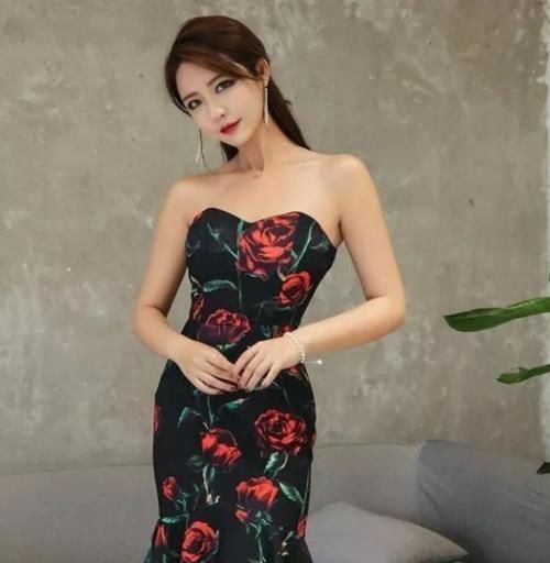 身材|美女穿搭：玫瑰花紧身抹胸连衣裙，性感优雅完美的展现到极致
