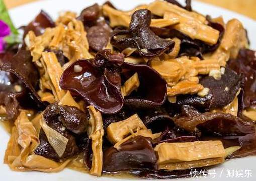 炒木耳时容易炸锅教你一招,轻松就解决,木耳脆嫩爽口不溅油