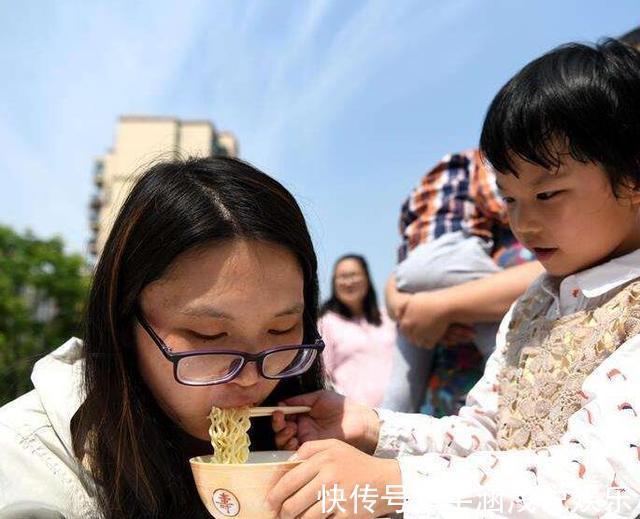 家庭|一碗鸡蛋面,测试出家庭的三种等级,这种家庭毁掉孩子却不自知