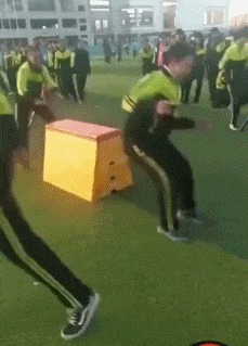 |搞笑GIF趣图:体育老师:这个同学,你下次就别参加这个活动了