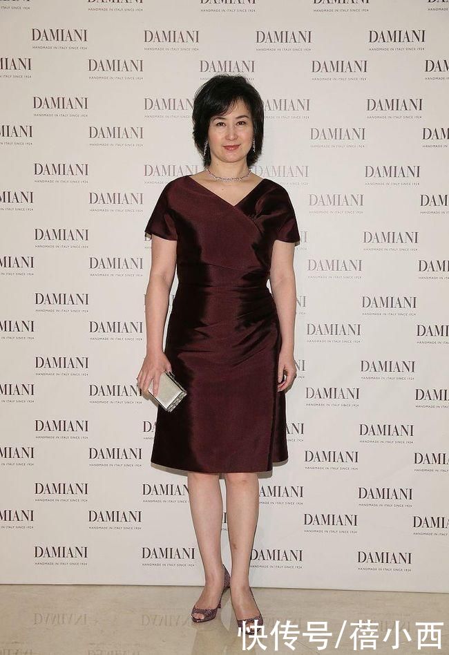 looks|何超琼根本不用扮嫩，穿浅紫色连衣裙配短卷发，气场很难被超越