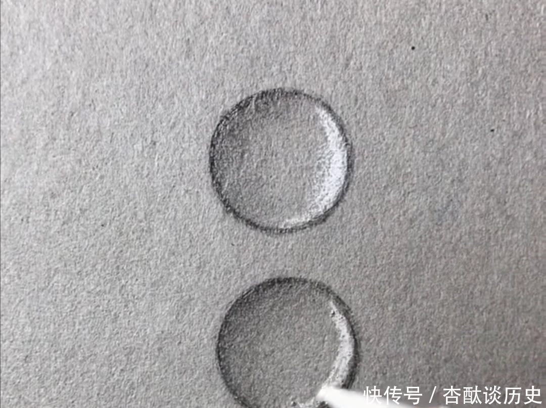 水滴#美术老师在“水滴里写字”,开始:画两个圈圈,结尾:这水还会动?