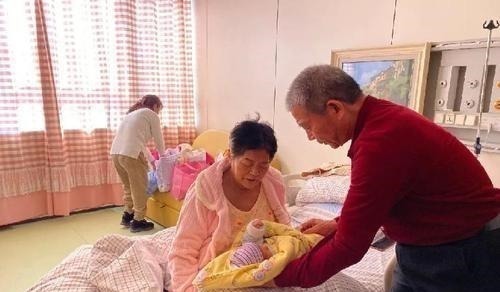 产妇|67岁高龄产妇田女士后悔了仅过一个多月,3大现实难题令人唏嘘!