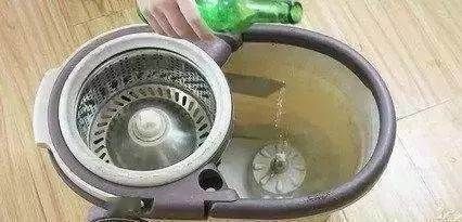 擦地板费时费力还擦不干净,用这一招让你爱上擦地板,干净又简单