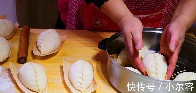 排骨|排骨新吃法：除了红烧还可以做包子，配上2碗小米粥，营养又管饱