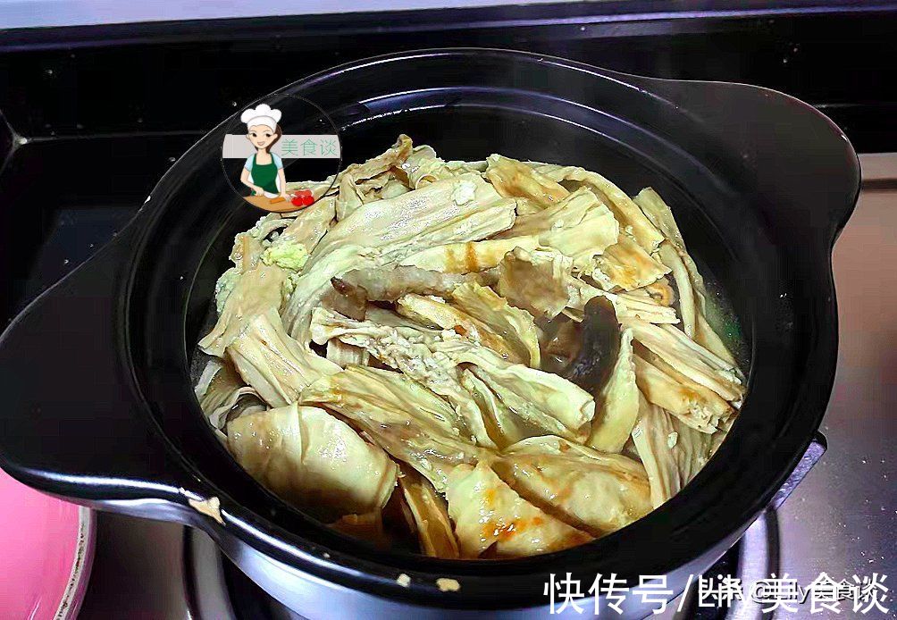 冬天,五花肉和它是绝配,泡软一煎一焖,简单又营养,多给孩子吃