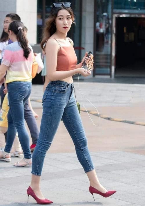 时髦|吊带搭配紧身牛仔裤，时髦好看又显瘦，真的是时代新潮流！