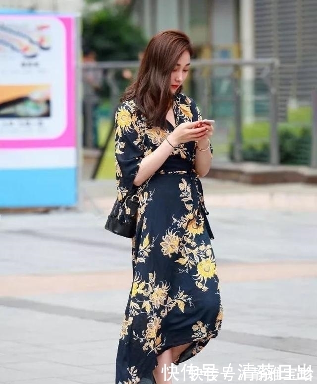 丽人|街拍：美女白色衬衫搭配黑色阔腿裤，打造出时尚的丽人气质！