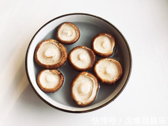 小虫子|香菇不能用水冲洗或焯水，正确方法可让脏东西乖乖溜走，2招学会
