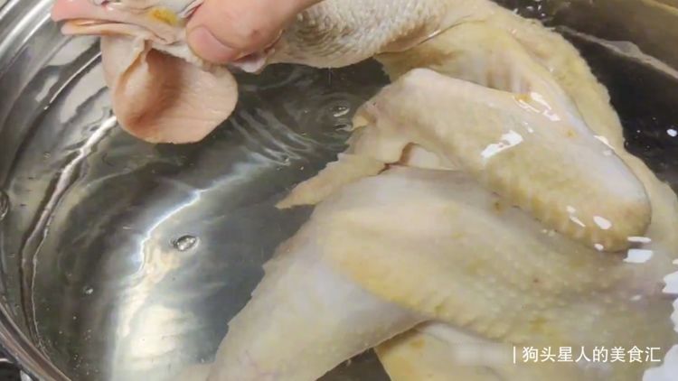 把整只鸡放到盐水中一泡,出锅皮脆肉嫩,不柴不腥,实在太厉害了