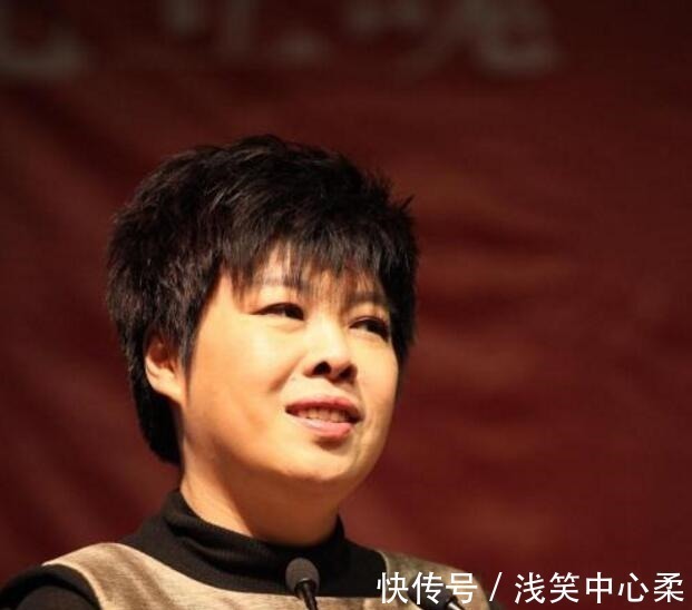 百家讲坛@于丹人气下滑的3个原因出差撒泼只是一方面,被轰下台才最糗