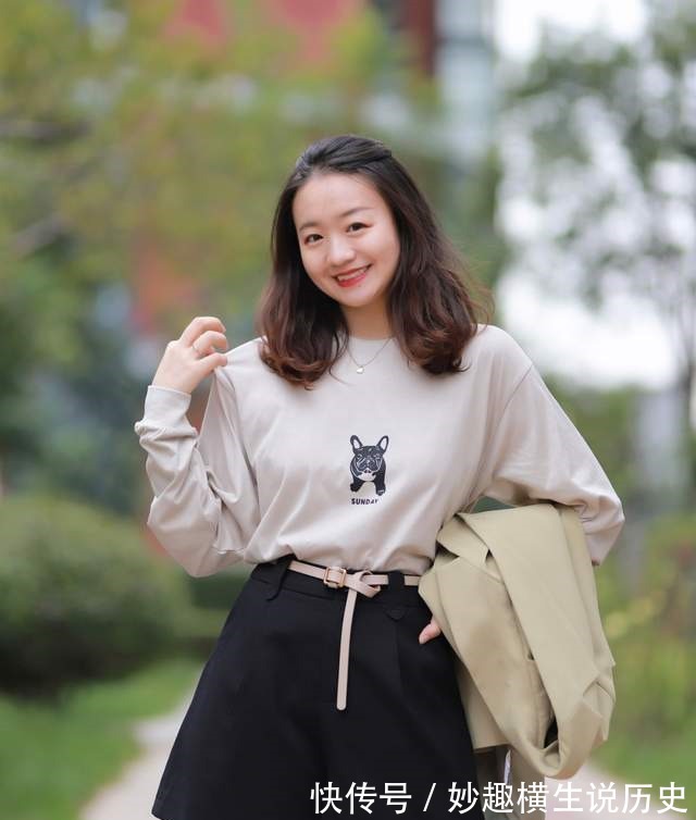 T恤 微胖女生怎么穿才好看西服外套搭配T恤和黑色短裤,显高又显瘦