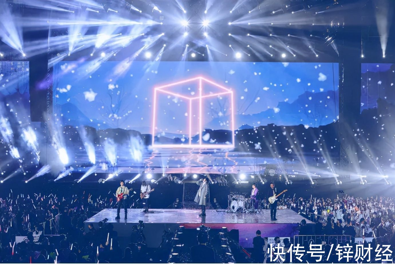 跨年晚会有多“卷”?踢掉“小鲜肉”,请来“邓丽君”